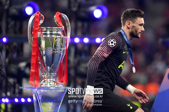 ▲ 토트넘은 31일(한국시간) 구단 공식 홈페이지를 통해 요리스와 작별을 발표했다. 이들은 “우리의 위대한 선수 중 한 명이 토트넘 통산 447경기 출장으로 최대 출장 역대 7위, 9년 동안 토트넘 팀 주장을 맡았던 요리스가 11년 동안 동행을 마무리한다. 미국에서 새로운 도전을 시작하게 됐다”라고 발표했다