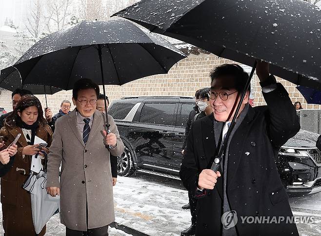 이동하는 이재명-이낙연 (서울=연합뉴스) 윤동진 기자 = 더불어민주당 이재명 대표와 이낙연 전 대표가 30일 오전 서울 중구의 한 식당 앞에서 만나 회동 장소로 이동하고 있다. 2023.12.30 [공동취재] photo@yna.co.kr