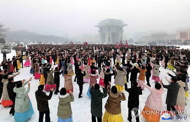 북한, 김정은 '최고사령관 추대' 12주년 경축 무도회 진행 (평양 조선중앙통신=연합뉴스) 김정은 북한 국무위원장 '최고사령관 추대' 12주년 경축 청년학생들의 무도회가 지난 30일 각지에서 진행됐다고 조선중앙통신이 31일 보도했다. 2023.12.31 
    [국내에서만 사용가능. 재배포 금지. For Use Only in the Republic of Korea. No Redistribution] nkphoto@yna.co.kr