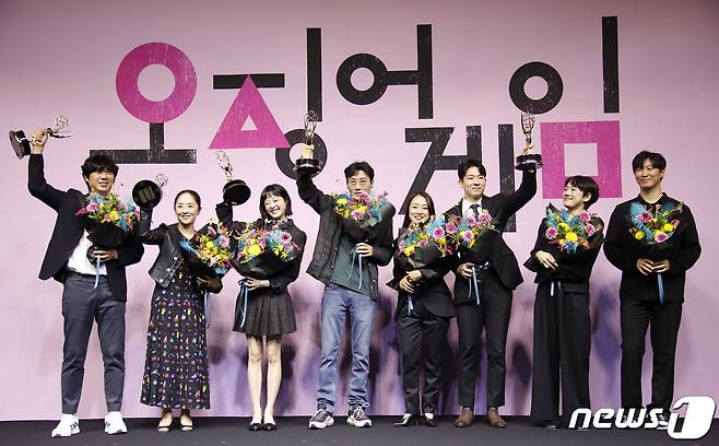 정재훈 VFX 슈퍼바이저(왼쪽부터)와 채경선 미술감독, 배우 이유미, 황동혁 감독, 김지연 대표, 이태영 무술팀장, 김차이 무술팀원, 심상민 무술팀장이 16일 서울 중구 웨스틴 조선 서울에서 열린 ‘오징어 게임’ 에미상 수상 기념 간담회에서 포즈를 취하고 있다. 2022.9.16/뉴스1 ⓒ News1