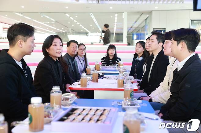 오영주 중소벤처기업부 장관이 티오더 임직원들과 대화하고 있다.(중소벤처기업부 제공)