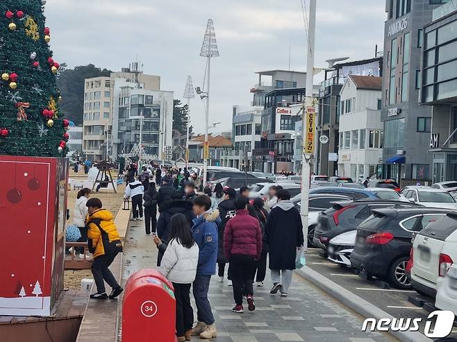 갑진년 새해 첫날인 1일 커피해변으로 유명한 강릉 안목해변을 찾은 해맞이객들 .2024.1.1/뉴스1 윤왕근 기자