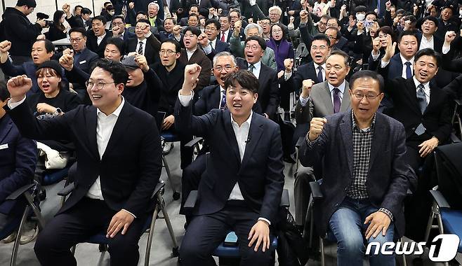 신당 창당을 준비 중인 이준석 전 국민의힘 대표가 1일 오전 서울 용산구 서울역 대회의실에서 열린 개혁신당 신년 하례회에서 천하람 개혁신당 위원장을 비롯한 참석자들과 함께 구호를 외치고 있다. 2024.1.1/뉴스1 ⓒ News1 박지혜 기자