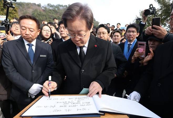 이재명 더불어민주당 대표와 당 지도부가 새해 첫날인 1일 오후 경남 김해시 진영읍 봉하마을 고(故) 노무현 전 대통령 묘역 참배 후 방명록을 남기고 있다. 2024.1.1 [이미지출처=연합뉴스]