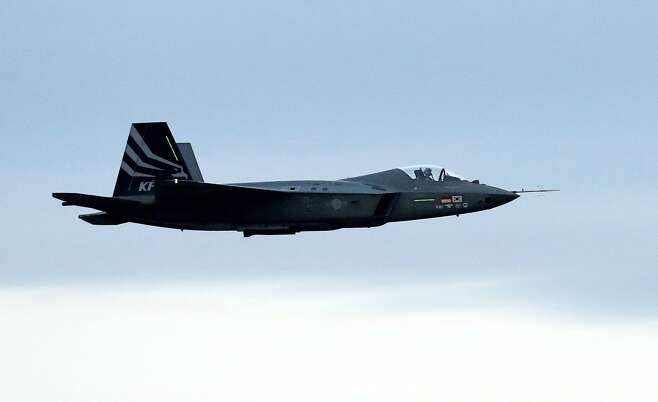 KF-21이 지난 19일 지상 45m 위를 음속에 가까운 고속의 속도로 날아가는 비행시험을 하고 있다. /남강호 기자