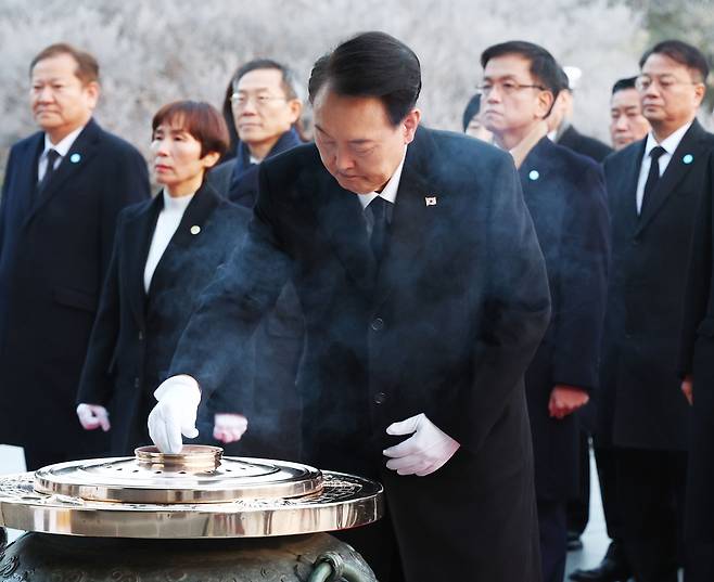 윤석열 대통령이 갑진년 새해 첫날인 1일 서울 동작구 국립서울현충원을 찾아 현충탑에 분향하고 있다. /뉴시스