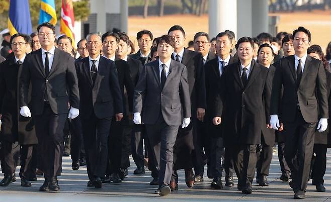 이준석 개혁신당 정강정책위원장과 천하람 창당준비위원장, 김철근 사무총장 등이 1일 오전 서울 동작동 국립현충원을 참배하고 있다. ⓒ뉴시스