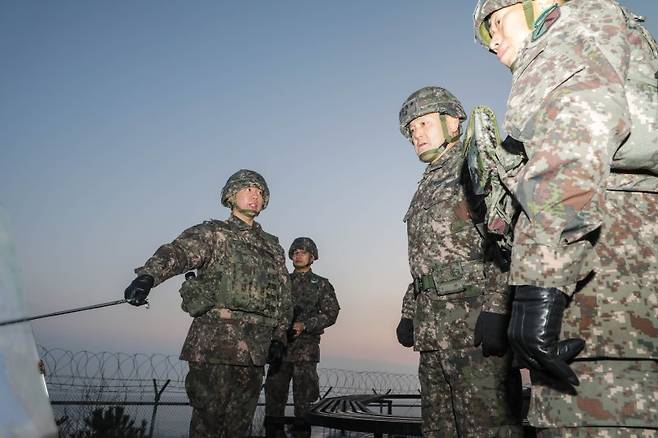 손식 지상작전사령관이 1일 인천 영종도 수도군단 방공진지를 방문해 적 항공기 및 소형무인기 침투 대비 방공작전 대비태세를 보고 받고 있다. 사진=지작사 제공