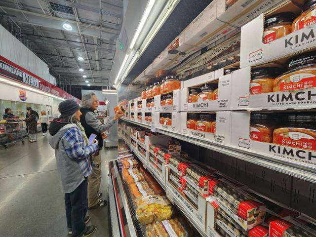 지난달 18일(현지시간) 미국 캘리포니아주 어바인의 코스트코 매장에 김치가 진열돼 있다. 코스트코에서 현재 판매되는 김치는 국내에서는 '종가'로 유명한 대상이 현지에서 만든다. 박소영 기자