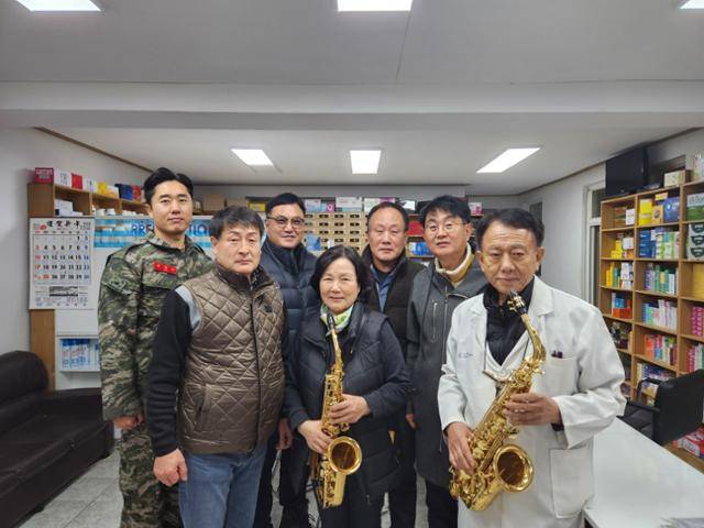 서해 최북단 백령도에 하나뿐인 약국 '종로약국'을 운영하는 최영덕(맨 오른쪽) 약사. 약국 개업 8개월째, 그도 어느덧 '섬 사람'이 다 됐다. 2개월 전엔 마을 주민들로 구성된 색소폰 동호회 '청이네'에도 가입했다. 최 약사가 청이네 회원들과 기념촬영을 하고 있다. 최 약사 제공
