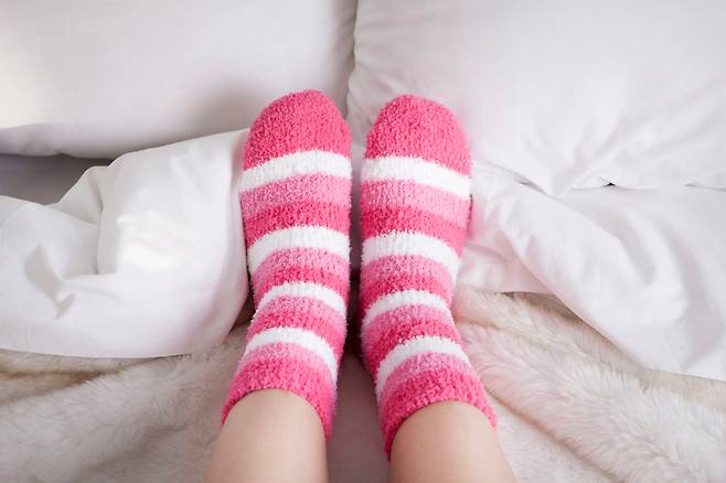 겨울철 방한을 위해 수면양말, 털신, 부츠 등을 장시간 착용하면 무좀에 걸릴 위험이 높다./사진=클립아트코리아