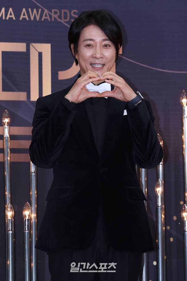 배우 최수종이 31일 오후 서울 영등포구 KBS 신관에서 열린 '2023 KBS 연기대상' 레드카펫 행사에 참석해 포즈를 취하고 있다. 서병수 기자 qudtn@edaily.co.kr /2023.12.31/