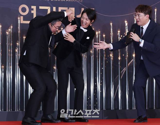 배우 이원종, 최수종이 31일 오후 서울 영등포구 KBS 신관에서 열린 '2023 KBS 연기대상' 레드카펫 행사에 참석하고 있다. 서병수 기자 qudtn@edaily.co.kr /2023.12.31/