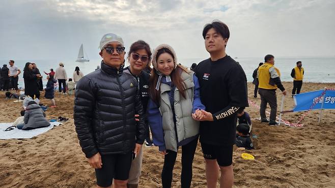 갑진년(甲辰年) 1월 1일 제주도 서귀포시 중문색달해변에서 열린 '2024 서귀포 겨울바다 국제펭귄수영대회'에 참여한 최영씨(사진 왼쪽 2번째) 가족 (사진= 신동원 기자)