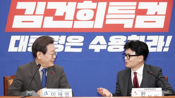 이재명 더불어민주당 대표(왼쪽)와 한동훈 국민의힘 비상대책위원장이 29일 국회 민주당 대표실에서 만나고 있다. 연합뉴스