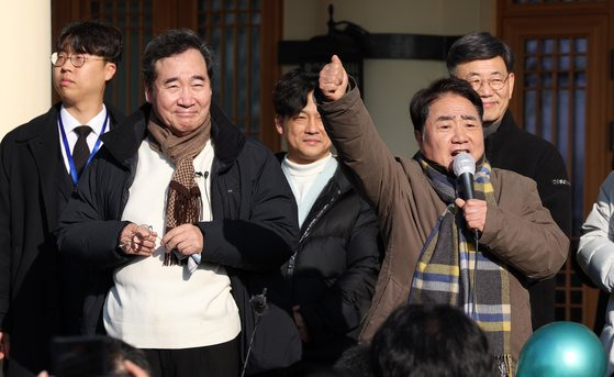 이석현 전 국회부의장(오른쪽)이 1일 오전 경기 고양시 덕양구 행주산성 충의정 앞에서 열린 이낙연 전 더불어민주당 대표 2024년 행주산성 신년 인사회에서 인사말을 하고 있다. 뉴스1