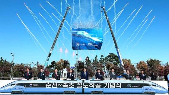 2020년 10월 강원 속초 엑스포 잔디광장에서 열린 '춘천~속초 동서고속화철도' 착공 기념식. [뉴스1]