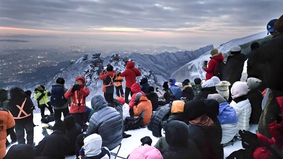 1일 오전 7시쯤 서울 강북구 북한산 정상 백운대에서 등산객 400여명과 특수구조대원들이 함께 일출을 기다리고 있다. 장서윤 기자