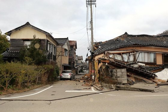 1일 오후 이시카와현 노토 지역에서 규모 7.6의 지진이 발생한 뒤 가옥이 무너진 모습. AFP=연합뉴스