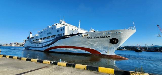 ▲ 동해항 한·러·일 국제카페리 운영사인 두원상선이 최근 700여명의 탑승할 수 있는 2만6500t급 크루즈선을 매입, 국내 최초로 동해안의 항만(동해항 유력)을 출발하는 아웃바운드 크루즈여행 상품을 출시할 계획이다. 이스턴드림호 동해항 국제여객선부두 입항 모습.