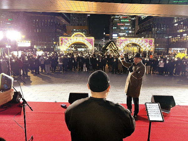 김병삼(오른쪽) 목사와 경기도 만나교회 공연팀이 29일 경기도 성남시 판교역 1번 출구 앞 광장에서 열린 ‘성남 크리스마스 문화축제’에서 ‘당신은 사랑받기 위해 태어난 사람’을 부르고 있다.