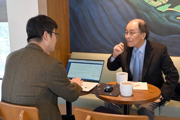 조정래 작가가 지난 27일 경기도 성남 분당의 한 카페에서 국민일보와 인터뷰를 하고 있다. 성남=권현구 기자
