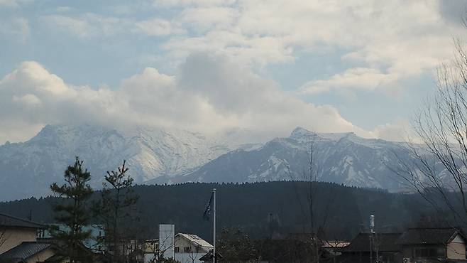산토리 공장이 있는 구마모토현에는 아직 화산활동중인 아소산이 자리하고 있다. 안병준 기자