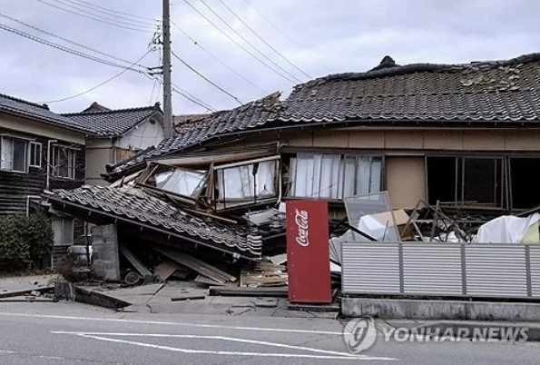 지진으로 무너진 가옥의 모습 [사진 = 연합뉴스]