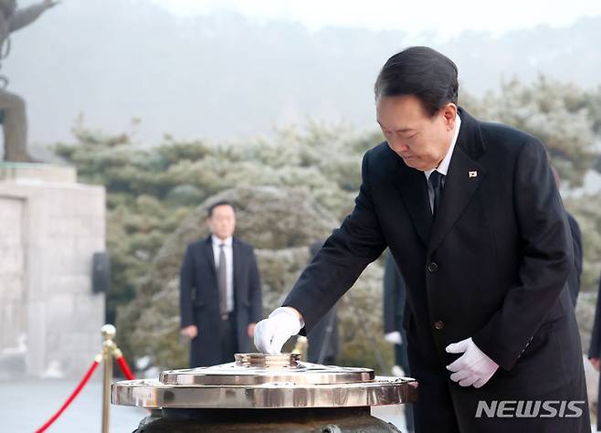 [서울=뉴시스] 전신 기자 = 윤석열 대통령이 2024년 갑진년 새해 첫날인 1일 서울 동작구 국립서울현충원을 찾아 현충탑에 분향하고 있다. 2024.01.01. photo1006@newsis.com