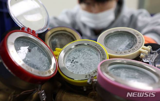 [서울=뉴시스] 홍효식 기자 = 영하권 강추위가 이어지면서 수도권에 계량기 동파 사고가 잇따르는 18일 서울 강북구 북부수도사업소에서 담당 직원이 12월에 입고된 동파 수도계량기를 보여주고 있다. 2023.12.18. yesphoto@newsis.com