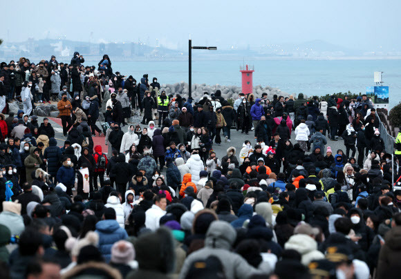 1일 오전 한반도 육지에서 가장 먼저 새해 일출을 볼 수 있는 울산시 울주군 간절곶에서 해맞이객들이 흐린 날씨로 인해 해가 보이지 않자 자리를 뜨고 있다. 연합뉴스