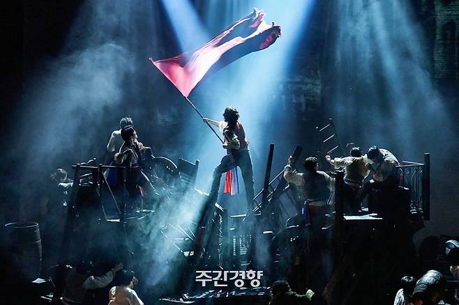 뮤지컬 <레미제라블>의 2막 바리케이드 6월 봉기 장면 / ㈜레미제라블코리아 제공