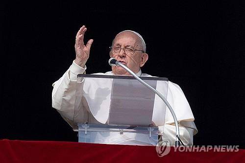 2023년 마지막 삼종기도 집전하는 프란치스코 교황  (로이터=연합뉴스) 프란치스코 교황은 31일(현지시간) 2023년 마지막 삼종기도에서 자신의 전임인 고(故) 베네딕토 16세 전 교황에 대해 경의를 표했다. 2023.12.31