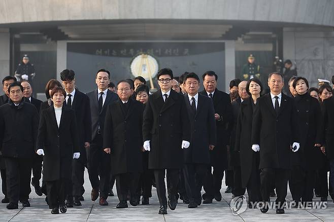 한동훈 비대위원장 현충원 참배 (서울=연합뉴스) 신준희 기자 = 국민의힘 한동훈 비상대책위원장이 1일 국립서울현충원을 참배하고 있다. 2024.1.1 hama@yna.co.kr