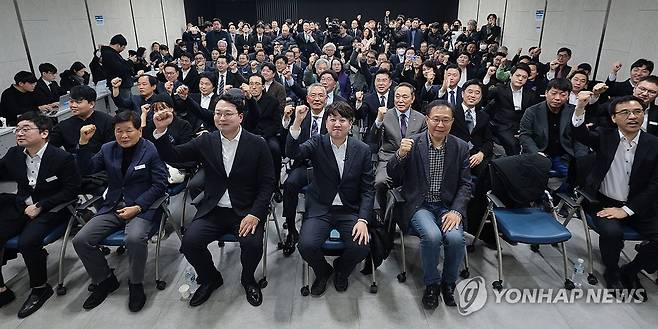 개혁신당 신년하례회서 구호 외치는 이준석 전 대표 (서울=연합뉴스) 김인철 기자 = 이준석 전 국민의힘 대표가 1일 오전 서울역 대회의실에서 열린 개혁신당 신년 하례회에서 참석자들과 함께 구호를 외치고 있다. 2024.1.1 yatoya@yna.co.kr