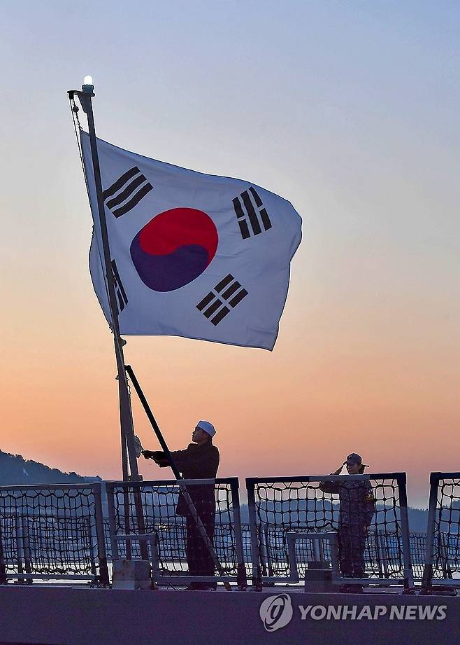 태극기 게양하는 해군 장병 (서울=연합뉴스) 1일 진해 해군기지에 정박 중인 대조영함에서 장병들이 새해 첫 태극기를 게양하고 있다. 2024.1.1 [해군 제공. 재판매 및 DB 금지] photo@yna.co.kr