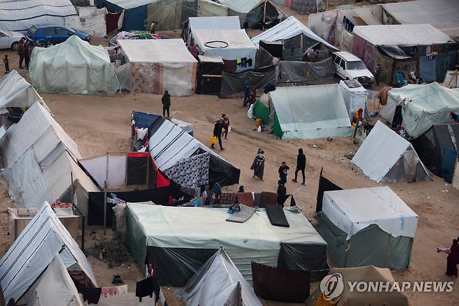 새해 분위기 찾아볼 수 없는 가자지구 난민촌 (라파 로이터=연합뉴스) 새해 전야를 맞은 가자지구 남부 라파의 난민촌 모습. 2023.12.31 photo@yna.co.kr