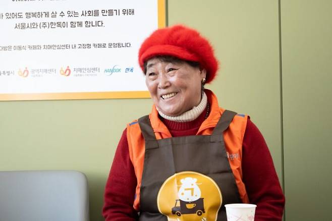 서울시 구로구 치매안심센터에 있는 '기억다방'의 이정순 바리스타. [사진=구로구 치매안심센터]