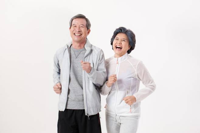 걷는 속도가 느린 사람은 빠른 사람에 비해 치매 발병률이 1.5배 더 높은 것으로 나타났다. [사진=클립아트코리아]