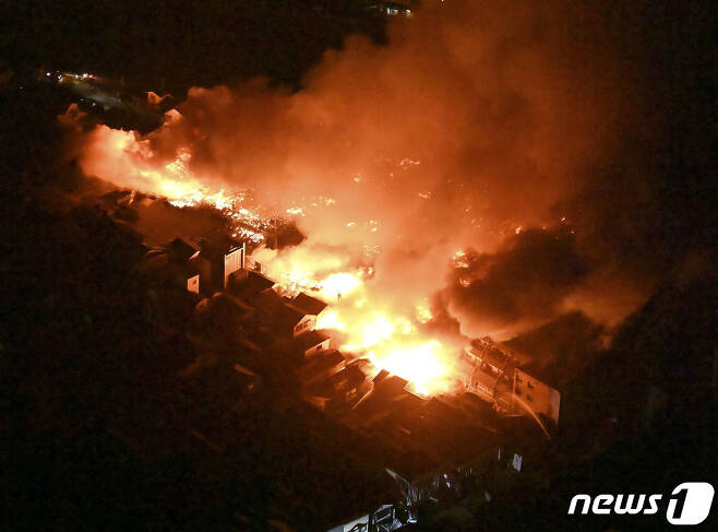 1일 일본 이시카와현 와지마에서 규모 7.6의 강진으로 인해 화재가 속출했다. 건물 사이로 시뻘건 불길이 솟구치고 있다. 2024.01.01/ ⓒ 로이터=뉴스1 ⓒ News1 권진영 기자