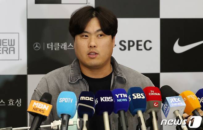 미국프로야구 메이저리그(MLB) 토론토 블루제이스 류현진이 시즌을 마치고 18일 오후 인천국제공항 제1여객터미널을 통해 귀국해 인터뷰를 하고 있다. 올 시즌을 끝으로 토론토와의 4년 계약이 끝나며 FA 신분이 된 류현진은 올 시즌 11경기에서 52이닝 3승3패 평균자책점 3.46을 기록했다. 2023.10.18/뉴스1 ⓒ News1 김성진 기자