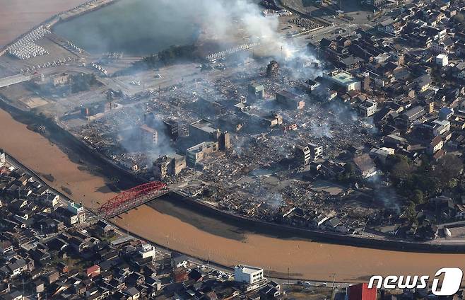 지진으로 화재가 발생한 자리에서 연기가 피어오르고 있다. 2024.01.02 ⓒ AFP=뉴스1 ⓒ News1 정지윤 기자