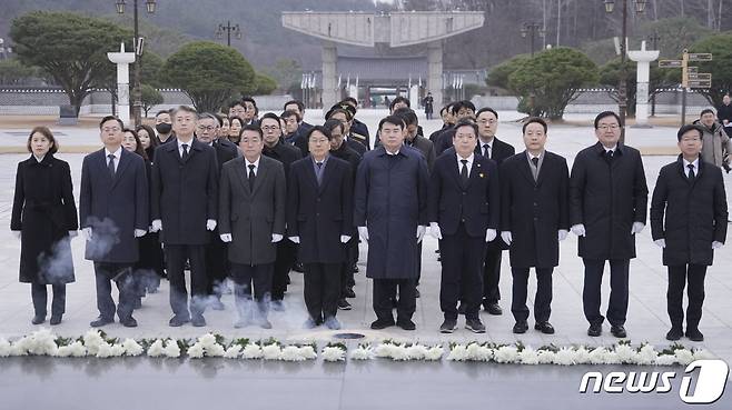 강기정 광주광역시장이 2024년 갑진년 새해를 맞아 2일 오전 북구 운정동 국립5·18민주묘지를 찾아 정무창 광주시의회 의장, 이정선 광주시교육감, 5개 구청장 등과 합동 참배를 위해 묘역에 들어서고 있다(광주시 제공) 2024.01.02/뉴스1