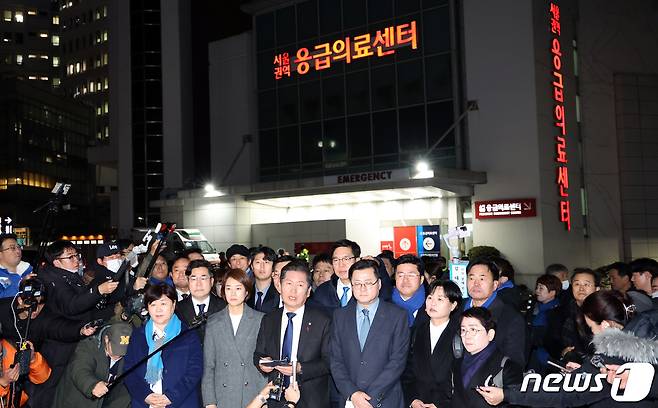 홍익표 더불어민주당 원내대표, 정청래 최고위원 등이 2일 오후 서울 종로구 서울대병원 응급의료센터 앞에서 이재명 당대표 정치적 테러에 대한 긴급 최고위원회의 입장 발표를 하고 있다. 2024.1.2/뉴스1 ⓒ News1 김명섭 기자