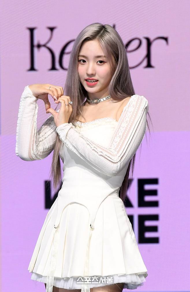 케플러(Kep1er) 강예서가 25일 서울 광진구 예스24 라이브홀에서 진행된 다섯 번째 미니 앨범 ‘매직 아워(Magic Hour)’ 발매 기념 미디어 쇼케이스에서 취재진을 향해 포즈를 취하고 있다. 박진업기자 upandup@sportsseoul.com