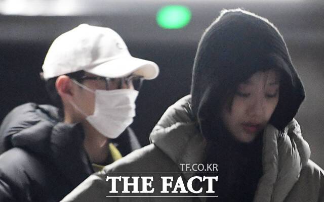 안경과 모자, 마스크를 쓴 이강인(왼쪽)이 2026 북중미 월드컵 아시아 2차 예선 싱가포르전 대승 다음 날인 지난해 11월 17일 오후 경기 구리시에서 이나은의 차량으로 함께 이동하고 있다./구리=임영무 기자