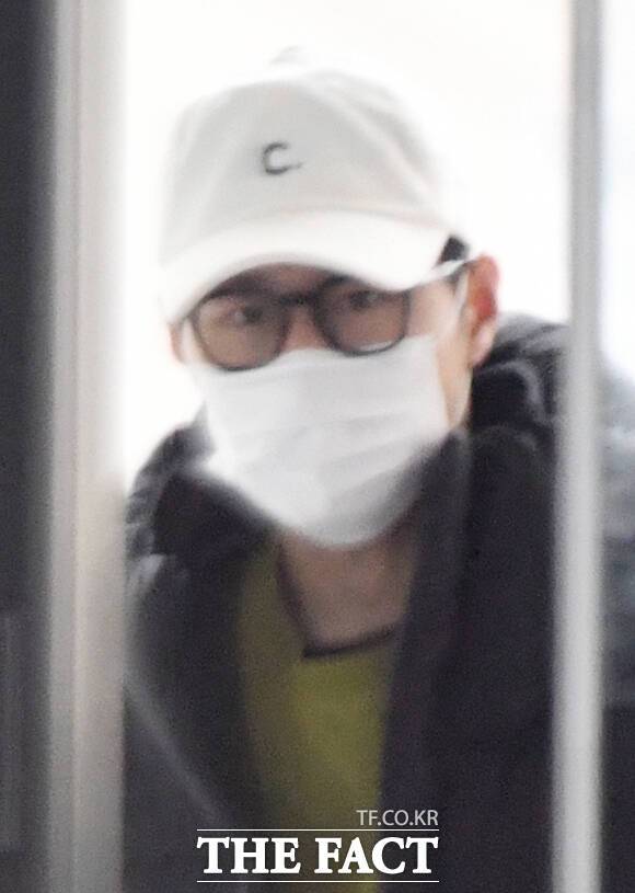 싱가로프전 대승 다음 날인 17일 저녁 경기도 구리시 상가에서 물건을 구매한 뒤 차량으로 돌아오고 있는 이강인. /배정한 기자