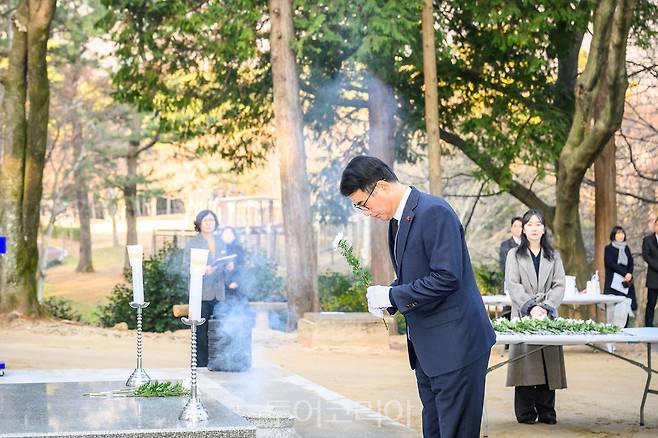 장충남 군수는 1월 1일 다랭이 마을 해맞이 행사에 이어, 1월 2일 오전 위판장 초매식 참석과 충혼탑 참배를 시작으로 2024년 공식 일정을 시작했다.