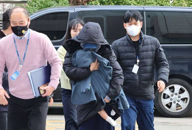 유흥업소 여실장과 함께 배우 고 이선균씨를 협박해 금품을 뜯은 혐의를 받는 20대 여성이 인천시 미추홀구 인천지법에서 열린 구속 전 피의자 심문(영장실질심사)에 출석하고 있다. [이미지출처=연합뉴스]