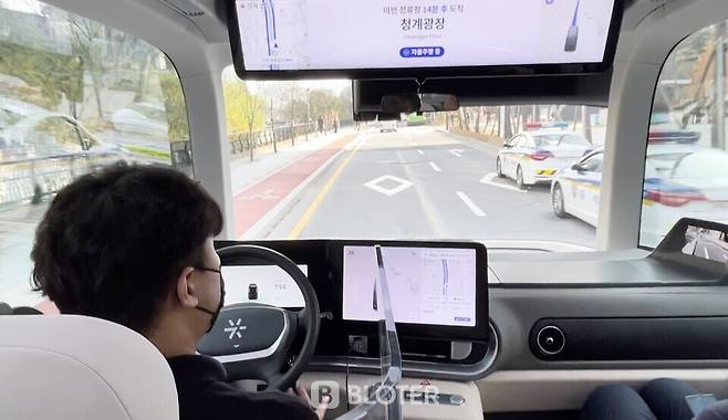 포티투닷 청계천 자율주행 셔틀 실내. 안전을 위해 운전석에 직원이 탑승중이며, 일정 구간 자율주행으로 운행되고 있다. (사진=조재환 기자)